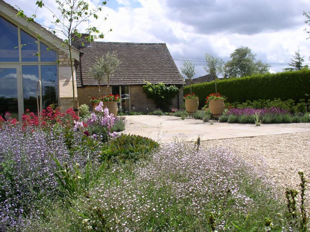 Country-garden-planting-in-Gloucestershire